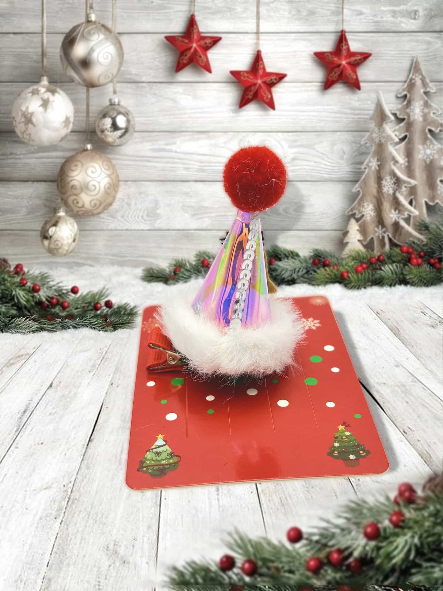 Festive Flicker Hair Clip: Luminous Charm with a Festive Bobble